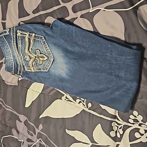 A pair of Size 27 Rock Revival skinny jeans - Picture 14 of 14